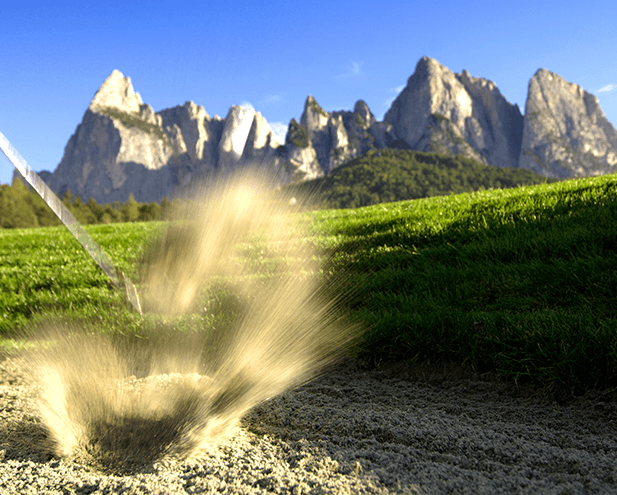Golf Abschlag mit Blick auf die Dolomiten im Golfclub St. Vigil in Südtirol