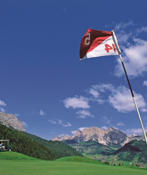 Golf Pin mit Dolomitenblick auf dem Golfplatz Alta Badia