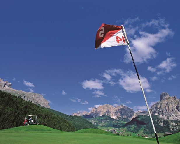 Golf Pin mit Dolomitenblick auf dem Golfplatz Alta Badia